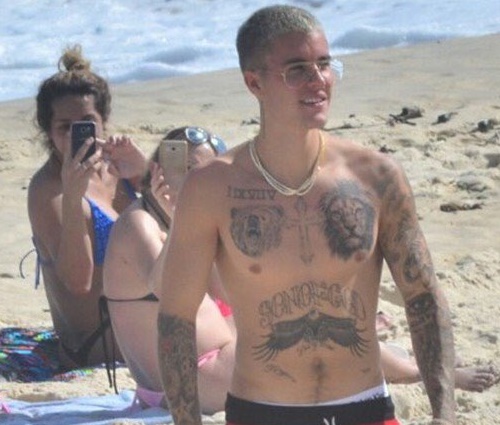 Bieber saiu pelas ruas do Rio e andou pela praia de Ipanema (Rep./Twitter)