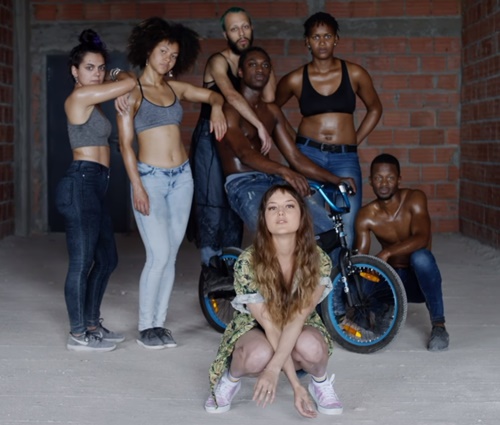 Cantora foi acusada de reproduzir estereótipos racistas no vídeo (Repr./YouTube)