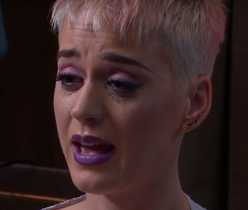 Katy se emocionou em reality que promove seu novo disco,'Witness' (Reprodução)