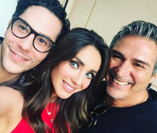 Atores e cantores têm se reunido com escritor Pedro Damián (Reprod./Instagram)