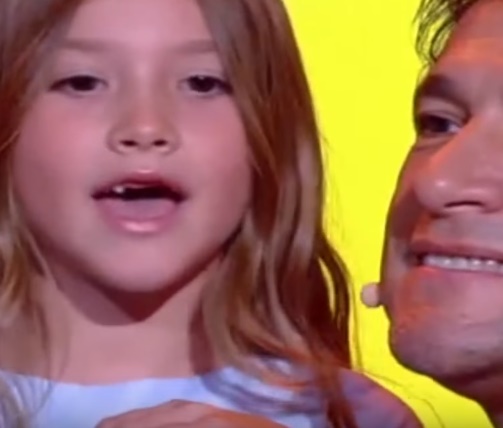 Lara, de 6 anos, cantou a música'Rolling in the Deep' (Reprodução/YouTube)