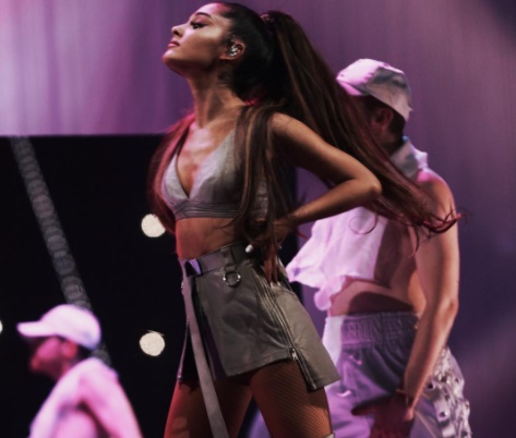 Ariana caiu de joelhos enquanto cantava'Bad Decisions' (Reprodução/Instagram)