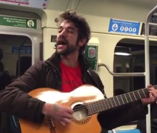 Radialista filmou Sander Mecca se apresentando com violão em metrô (Reprodução)