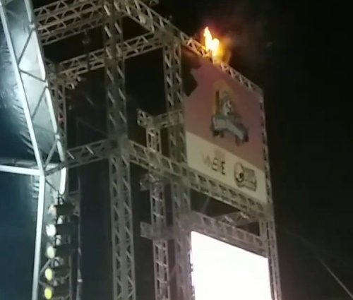 Parte da estrutura pegou fogo após explosão artificial (Reprodução/YouTube)