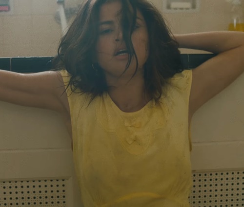 Vídeo mostra Selena indo à loucura em seu dia-a-dia (Reprodução/YouTube)