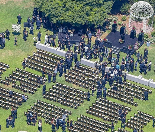 Cerimônia recebeu apenas familiares e amigos próximos (Reprod./Twitter/TMZ)