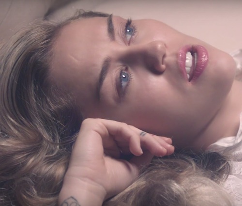 'Younger Now' também é o título do novo disco da cantora (Reprodução)