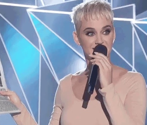 Katy Perry foi a apresentadora do VMA 2017 (Reprodução/YouTube)