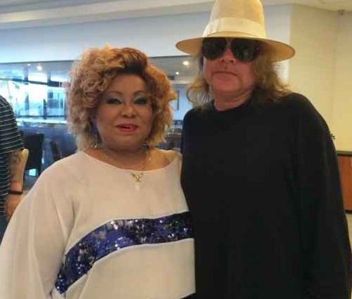 Foto de Axl Rose ao lado de Alcione, tirada em 2014 (Reprodução/Twitter)