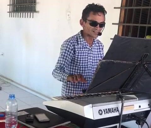 Cover para'Another Brick In The Wall' é marcado por erros no inglês (Reprod.)