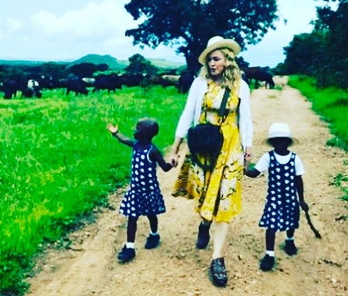 Madonna ao lado das filhas, Stelle e Estere (Reprodução/Instagram)