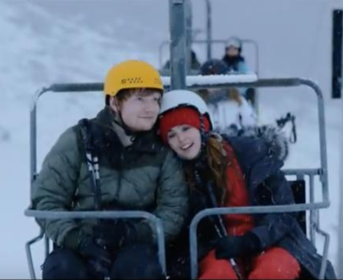 Sheeran contracena com a atriz Zoey Deutch (Reprodução/YouTube)