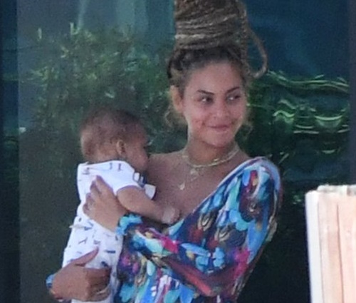 Rumi e Sir Carter foram flagrados por paparazzo (Daily Mail/Reprodução)