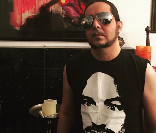 Músico chegou a posar com camiseta do assassino (Reprodução/Facebook)