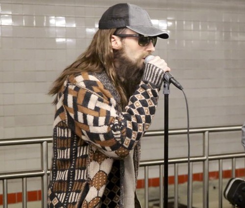 Vocalista Adam Levine (foto) ficou irreconhecível na brincadeira (Reproduçao)