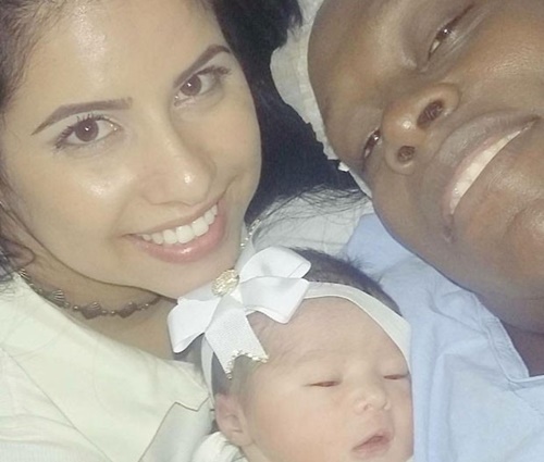 Neném e a esposa, Thais, mostram Valentina em foto (Reprodução)