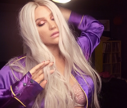 'Foi nos feriados que eu tive momentos ruins', afirmou Kesha (Reprod./Instagram)