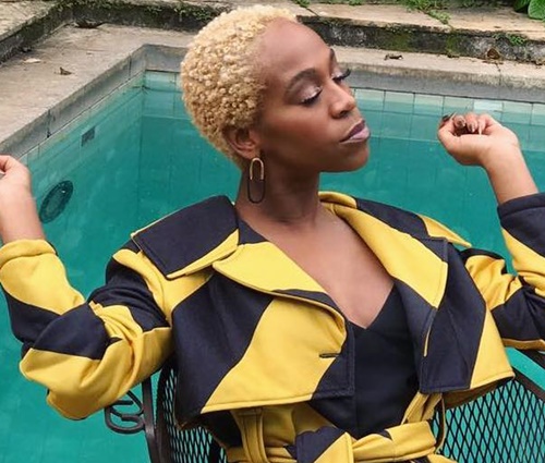 'Só faltou beijinho na testa do tarado', diz cantora sobre segurança (Instagram)