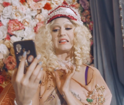 Katy interpreta Maria Antonieta (foto) e Joana d'Arc em clipe (Rep./YouTube)