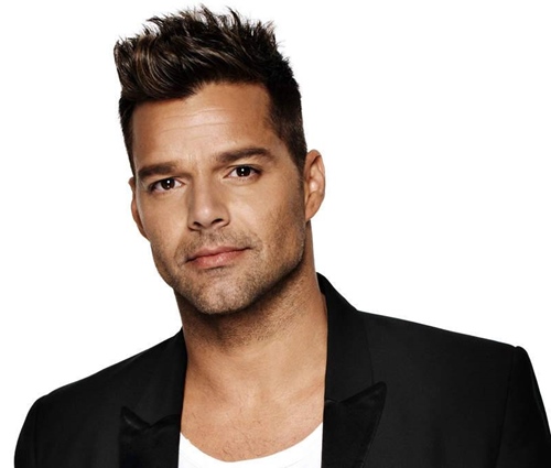 Aos 46 anos, Ricky Martin ainda exibe boa forma física (Divulgação)
