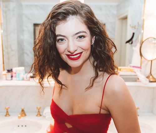 Trecho de poema usado por Lorde integra série'Inflammatory Essays' (Instagram)