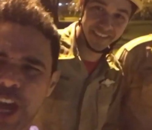 Após resgate, Zezé tirou foto com bombeiros (Reprodução/Instagram)