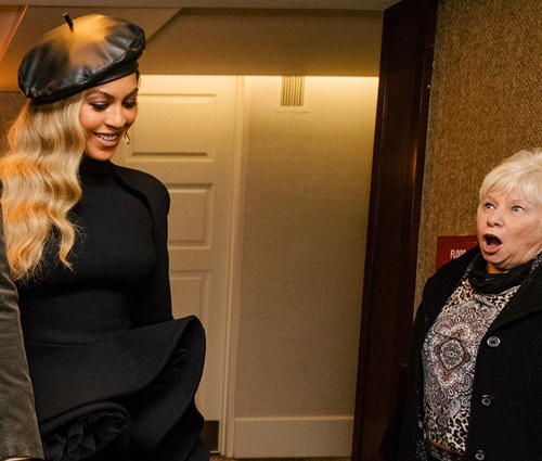 Susan Monaghan protagonizou foto curiosa ao lado de Beyoncé (Reprod./Instagram)
