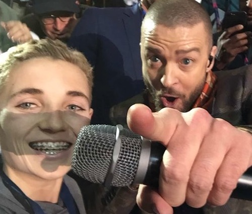 Foto do adolescente com Justin Timberlake tem feito sucesso na web (Reprodução)