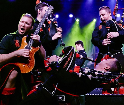 Confusão fez casal parar no show do Red Hot Chilli Pipers (Divulgação)