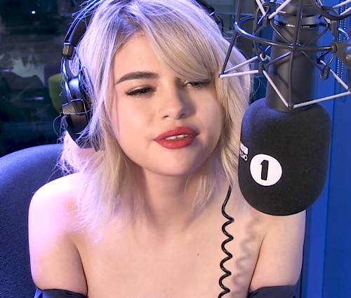 Brincadeira pegou Selena Gomez de surpresa (Reprodução/YouTube)