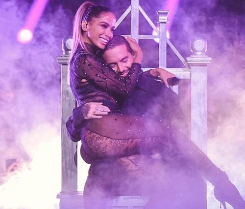 Anitta cantou com o colombiano J Balvin no Prêmio Lo Nuestro (Reprod./Instagram)