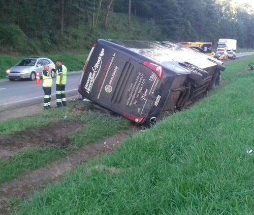 Veículo colidiu com a traseira de uma moto (Polícia Rodoviária Federal/Divulg.)
