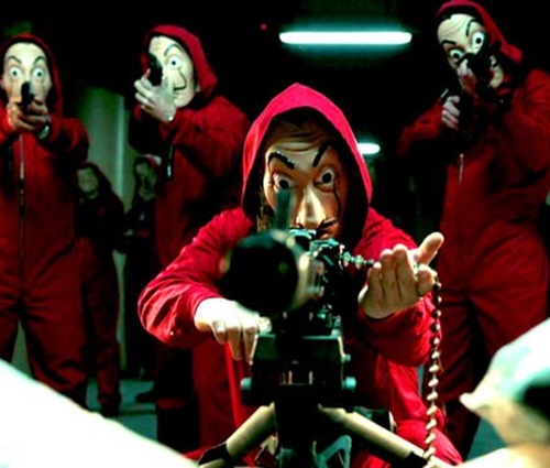Imagens da série'La Casa de Papel' substituíram clipe (Reprodução/YouTube)