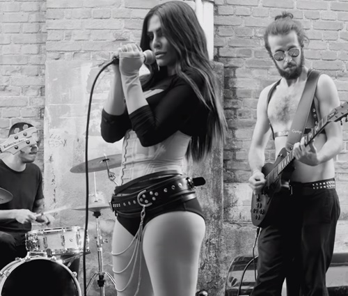 Música (em inglês) e cenário do clipe de Cleo são sombrios (Reprodução/YouTube)