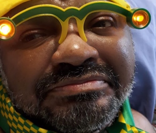 Foto de cantor torcendo para o Brasil no hospital foi divulgada na última semana