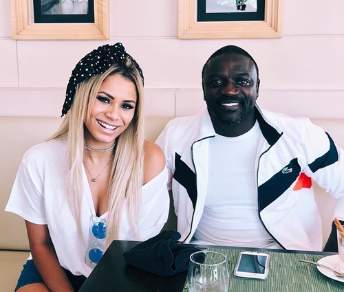 No país, Lexa se encontrou com o rapper Akon (Reprodução/Instagram)