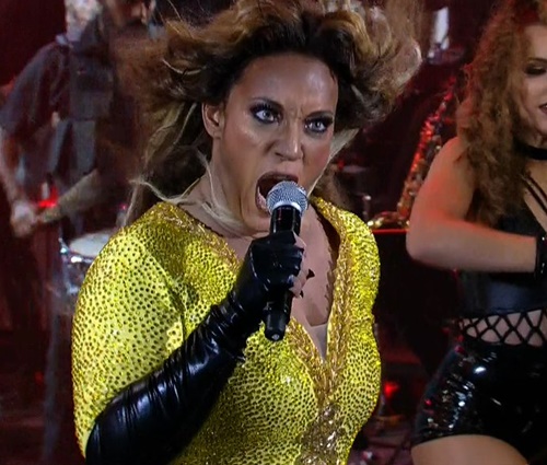 Helga pintou rosto de preto para interpretar Beyoncé (Reality Social/Globo)