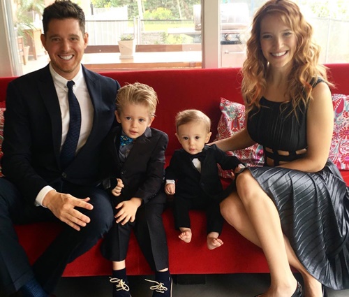 Bublé e a esposa, a atriz Luisana Lopilato, com os filhos (Instagram)
