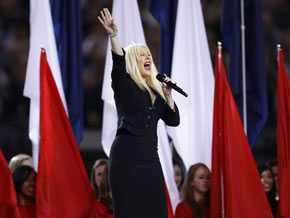 Cantora erra letra do hino nacional americano durante o Super Bowl.