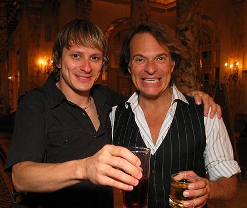Ray Luzier em foto recente com David Lee Roth (Foto: RayLuzier.com)