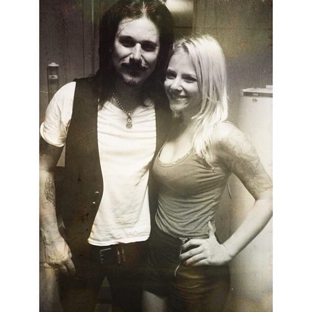 Gilby Clarke com a repórter Dani Buarque (Divulgação)