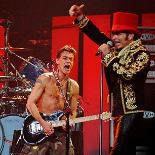 Eddie Van Halen (esquerda) trabalha em suas próprias guitarras (Getty Images)