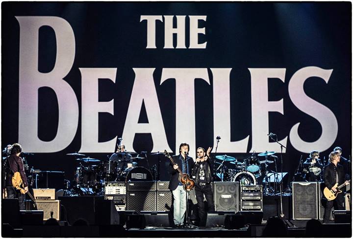 Registro de um dos shows, com Paul McCartney e Ringo Starr (Reprodução/Facebook)