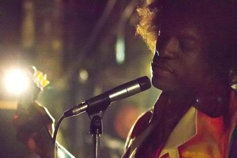 Imagem de Andre 3000 interpretando Jimi Hendrix (Reprodução)