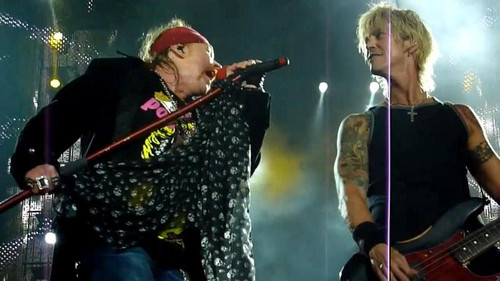 Axl Rose e Duff McKagan, em reunião na O2 Arena, no ano de 2010 (Getty Images)