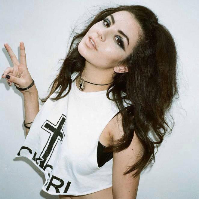 Charli XCX acredita que artistas ficaram entediantes ultimamente (Divulgação)