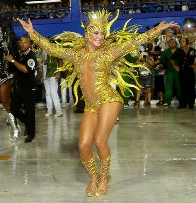 Super Saiyajin? Fantasia de Claudia Leitte em desfile de Carnaval vira piada na web