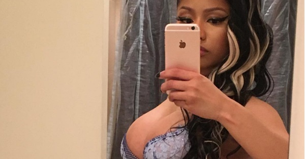 Nicki Minaj posa de roupa íntima em fotos divulgadas nas ...