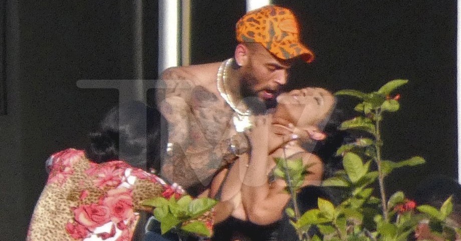 Chris Brown é fotografado enforcando mulher em festa