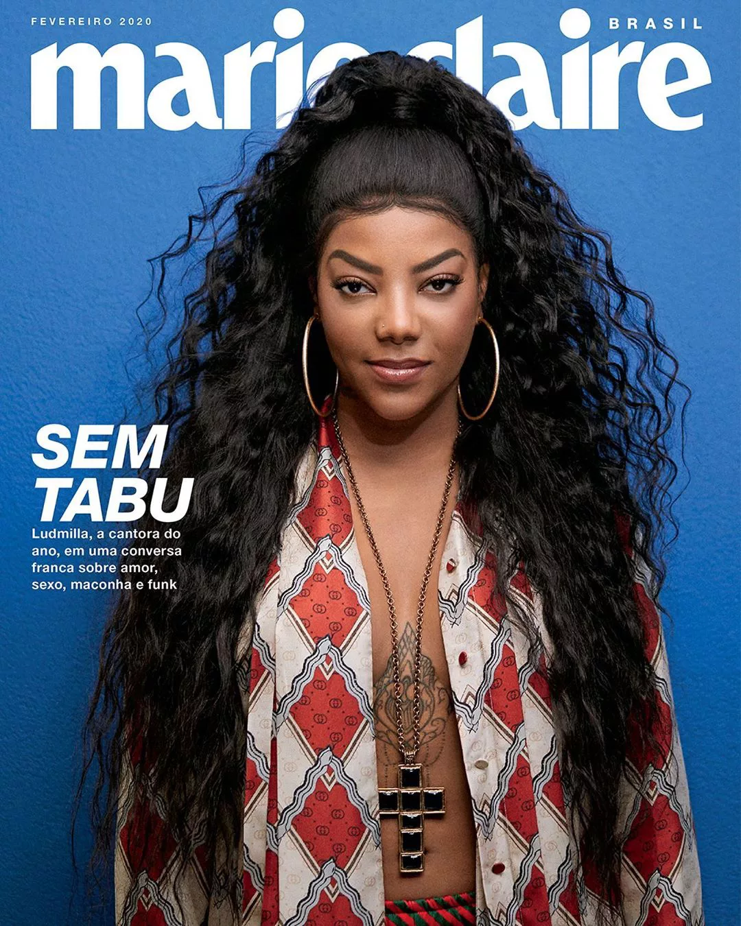 Ludmilla lambe a esposa, Brunna Gonçalves, em foto para capa de revista